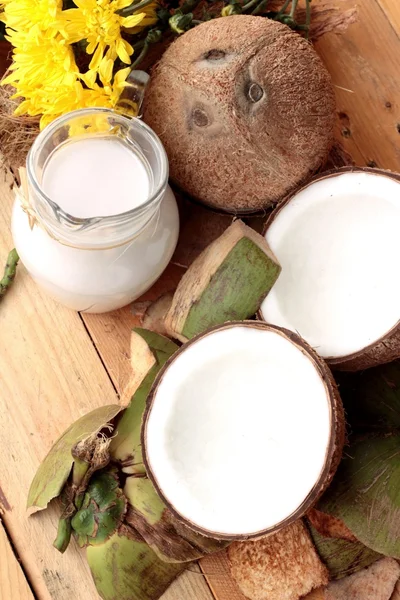 Coco y leche, aceite de coco para alimentos orgánicos saludables y belleza — Foto de Stock