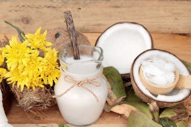 Beyaz Hindistan cevizi ve ahşap arka plan üzerinde süt