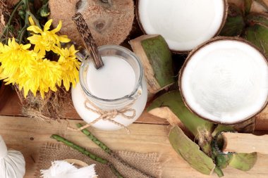 Beyaz Hindistan cevizi ve ahşap arka plan üzerinde süt