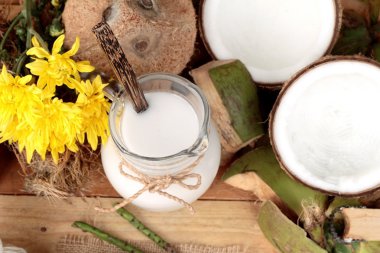 Beyaz Hindistan cevizi ve ahşap arka plan üzerinde süt