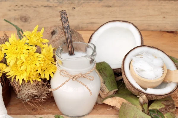 Beyaz Hindistan cevizi ve ahşap arka plan üzerinde süt