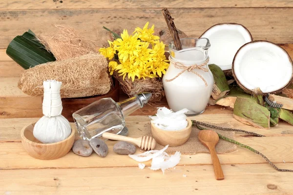 Coco y leche, aceite de coco para alimentos orgánicos saludables y belleza — Foto de Stock