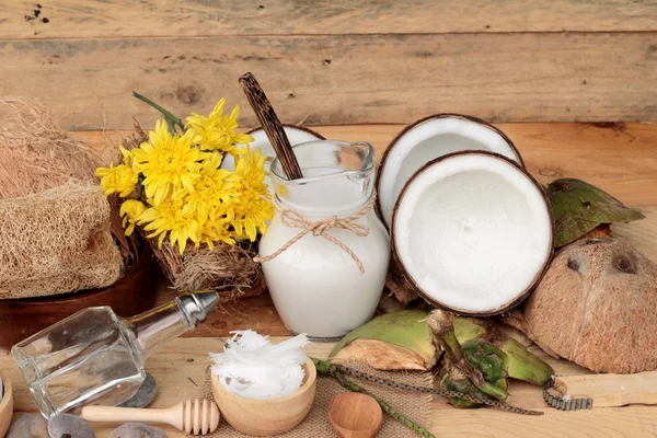 Coco e leite, óleo de coco para alimentos orgânicos saudáveis e beleza — Fotografia de Stock