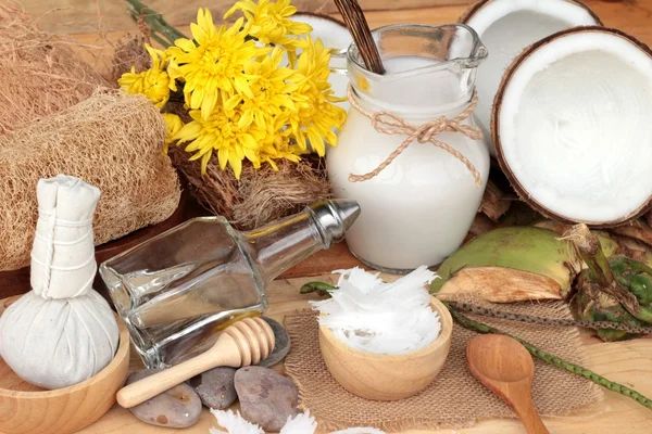 Coco y leche, aceite de coco para alimentos orgánicos saludables y belleza — Foto de Stock