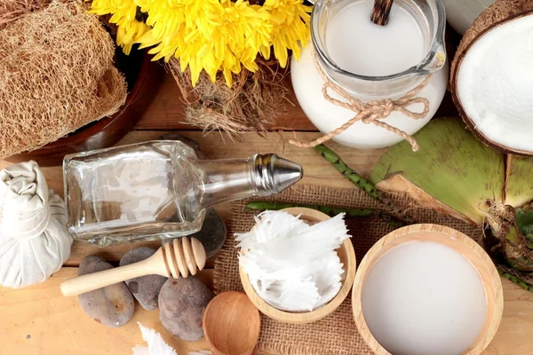 Coco y leche, aceite de coco para alimentos orgánicos saludables y belleza — Foto de Stock