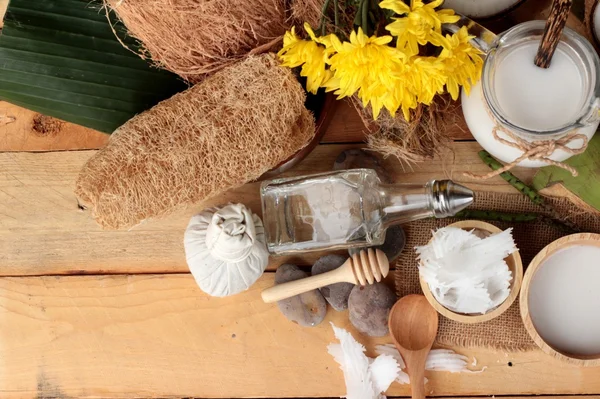 Coco y leche, aceite de coco para alimentos orgánicos saludables y belleza — Foto de Stock