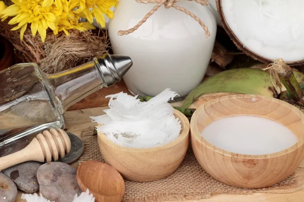 Coco y leche, aceite de coco para alimentos orgánicos saludables y belleza — Foto de Stock