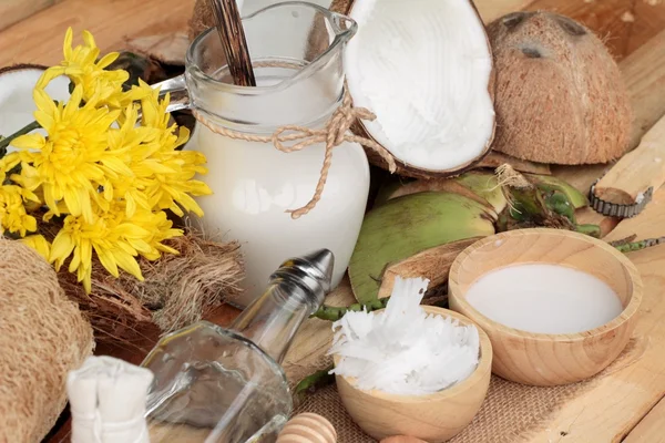Hindistan cevizi ve süt, yağ coco organik sağlıklı gıda ve güzellik için — Stok fotoğraf