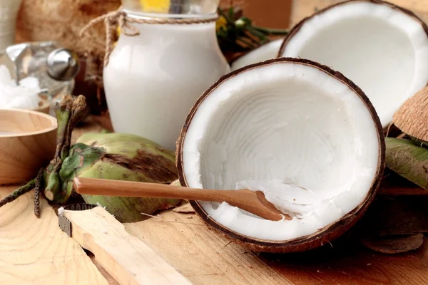 Coco y leche, aceite de coco para alimentos orgánicos saludables y belleza — Foto de Stock