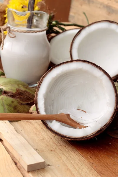 Noix de coco blanche et lait sur fond de bois — Photo