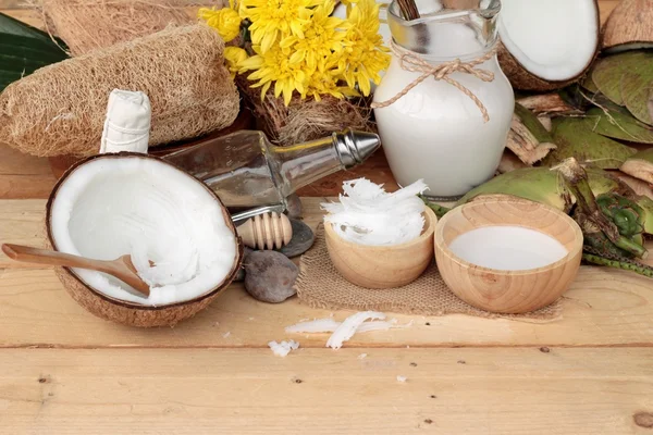 Coco y leche, aceite de coco para alimentos orgánicos saludables y belleza — Foto de Stock