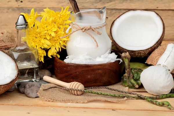 Coco y leche, aceite de coco para alimentos orgánicos saludables y belleza — Foto de Stock