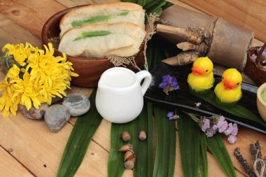 Yeşil muhallebi ve taze süt ile ekmek.