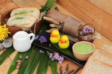 Yeşil muhallebi ve taze süt ile ekmek.