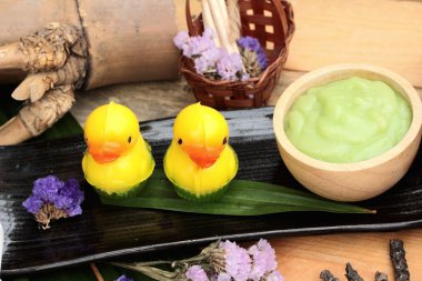 Yeşil muhallebi ve taze süt ile ekmek.