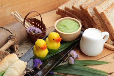 Yeşil muhallebi ve taze süt ile ekmek.