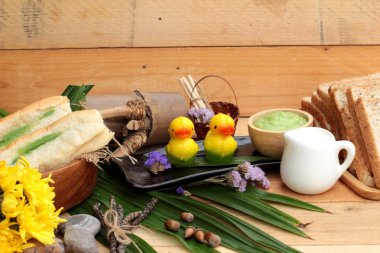 Yeşil muhallebi ve taze süt ile ekmek.