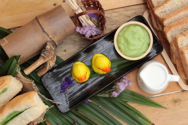 Yeşil muhallebi ve taze süt ile ekmek.