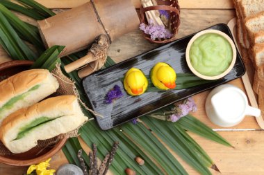 Yeşil muhallebi ve taze süt ile ekmek.