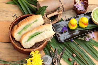 Yeşil muhallebi ve taze süt ile ekmek.