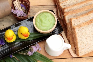 Yeşil muhallebi ve taze süt ile ekmek.