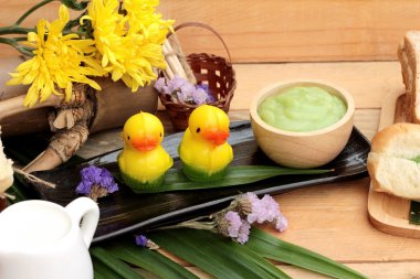 Yeşil muhallebi ve taze süt ile ekmek.