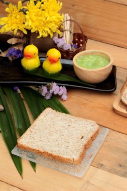 Yeşil muhallebi ve taze süt ile ekmek.