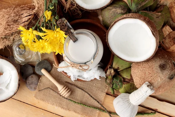 Coco y leche, aceite de coco para alimentos orgánicos saludables y belleza — Foto de Stock