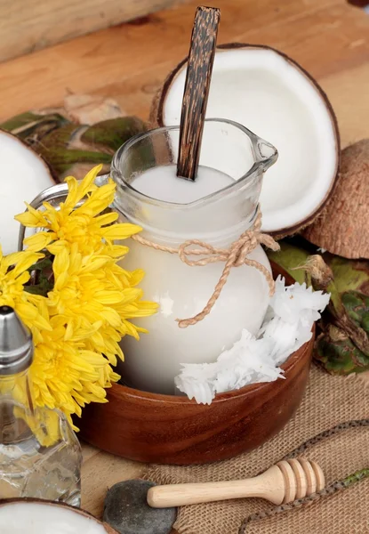 Cocco e latte, olio di cocco per alimenti biologici sani e di bellezza — Foto Stock