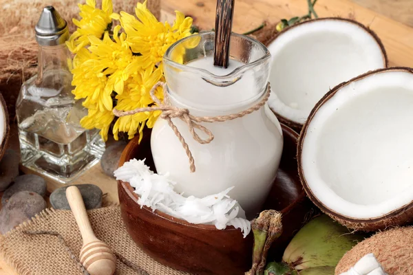 Coco y leche, aceite de coco para alimentos orgánicos saludables y belleza — Foto de Stock