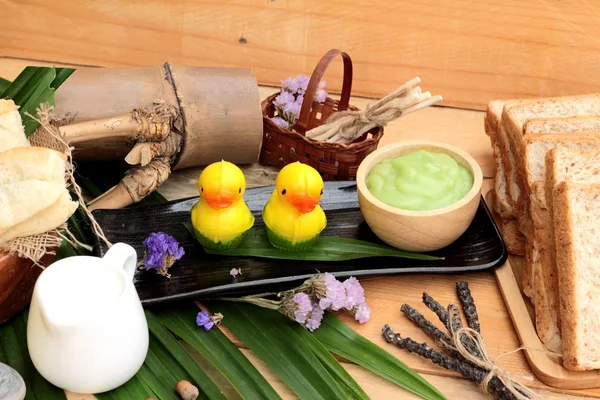 Yeşil muhallebi ve taze süt ile ekmek.