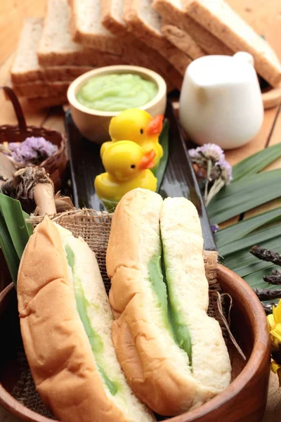 Brot mit grünem Pudding und frischer Milch. — Stockfoto