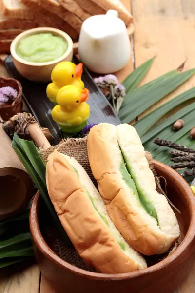 Pane con crema verde e latte fresco . — Foto Stock