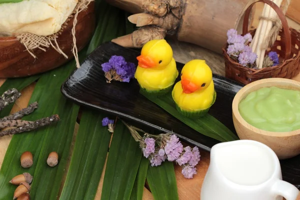 Yeşil muhallebi ve taze süt ile ekmek.