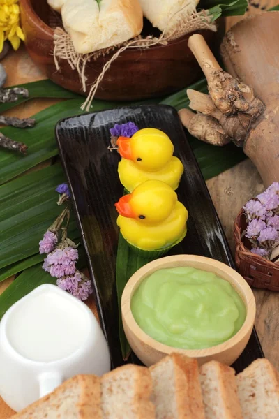 Yeşil muhallebi ve taze süt ile ekmek.