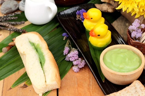 Yeşil muhallebi ve taze süt ile ekmek.