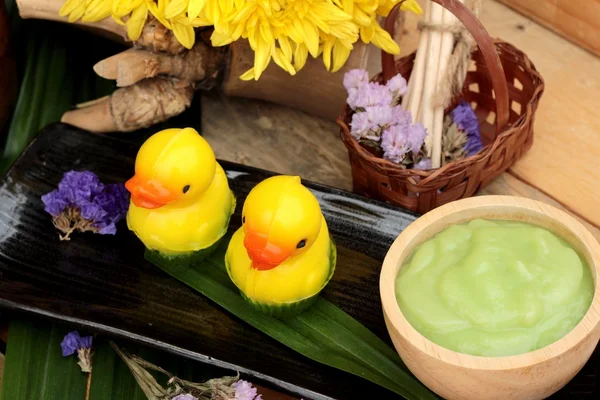 Yeşil muhallebi ve taze süt ile ekmek.