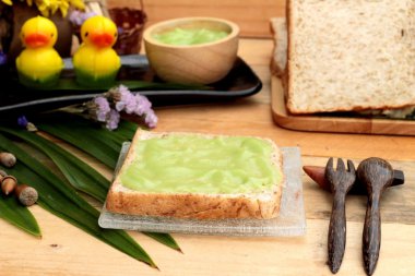 Yeşil muhallebi ve taze süt ile ekmek.