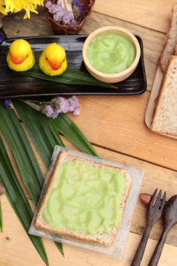 Yeşil muhallebi ve taze süt ile ekmek.