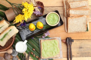 Yeşil muhallebi ve taze süt ile ekmek.