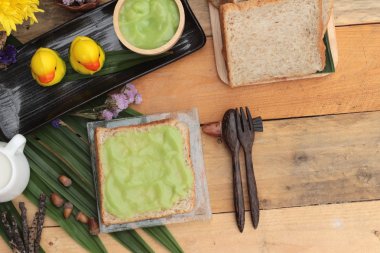 Yeşil muhallebi ve taze süt ile ekmek.