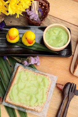 Yeşil muhallebi ve taze süt ile ekmek.