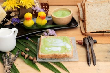 Yeşil muhallebi ve taze süt ile ekmek.