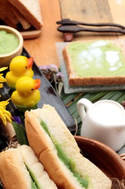 Yeşil muhallebi ve taze süt ile ekmek.