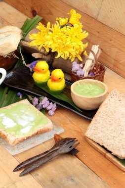 Yeşil muhallebi ve taze süt ile ekmek.