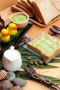 Yeşil muhallebi ve taze süt ile ekmek.