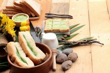 Yeşil muhallebi ve taze süt ile ekmek.