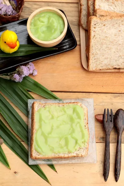 Yeşil muhallebi ve taze süt ile ekmek.