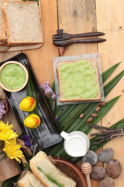 Bröd med gröna vaniljsås och färsk mjölk. — Stockfoto