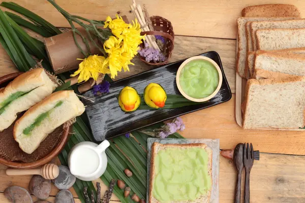 Yeşil muhallebi ve taze süt ile ekmek.